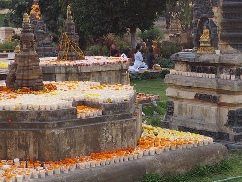 Bodhgaya • Temple de la Mahabodhi: offrandes près du temple ( Inde, Bihar )